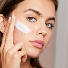 Clarins hyaluronic acid ingredient visual indicating moisture boost