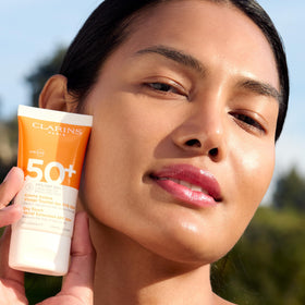 Clarins aloe vera and vitamin E visual highlighting soothing hydration and antioxidant support