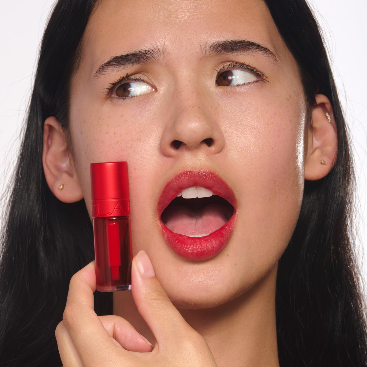 Clarins ingredients label close-up featuring hyaluronic acid and skincare focus benefit
