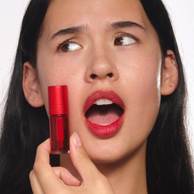 Clarins ingredients label close-up featuring hyaluronic acid and skincare focus benefit
