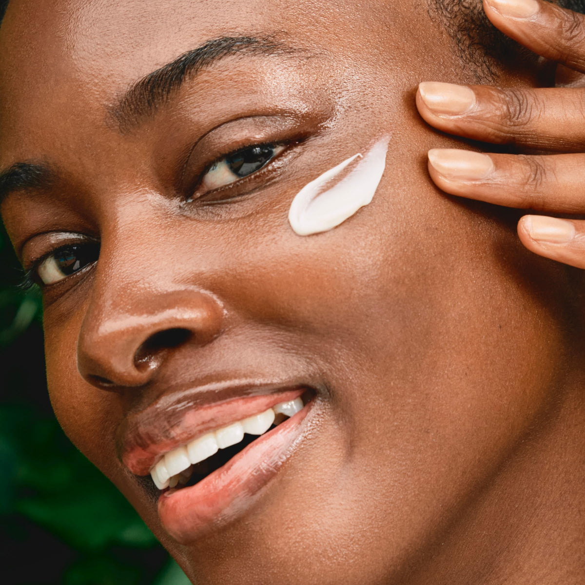 Clarins label ingredients close-up showing 2% niacinamide and pore-refining benefit