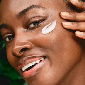 Clarins label ingredients close-up showing 2% niacinamide and pore-refining benefit