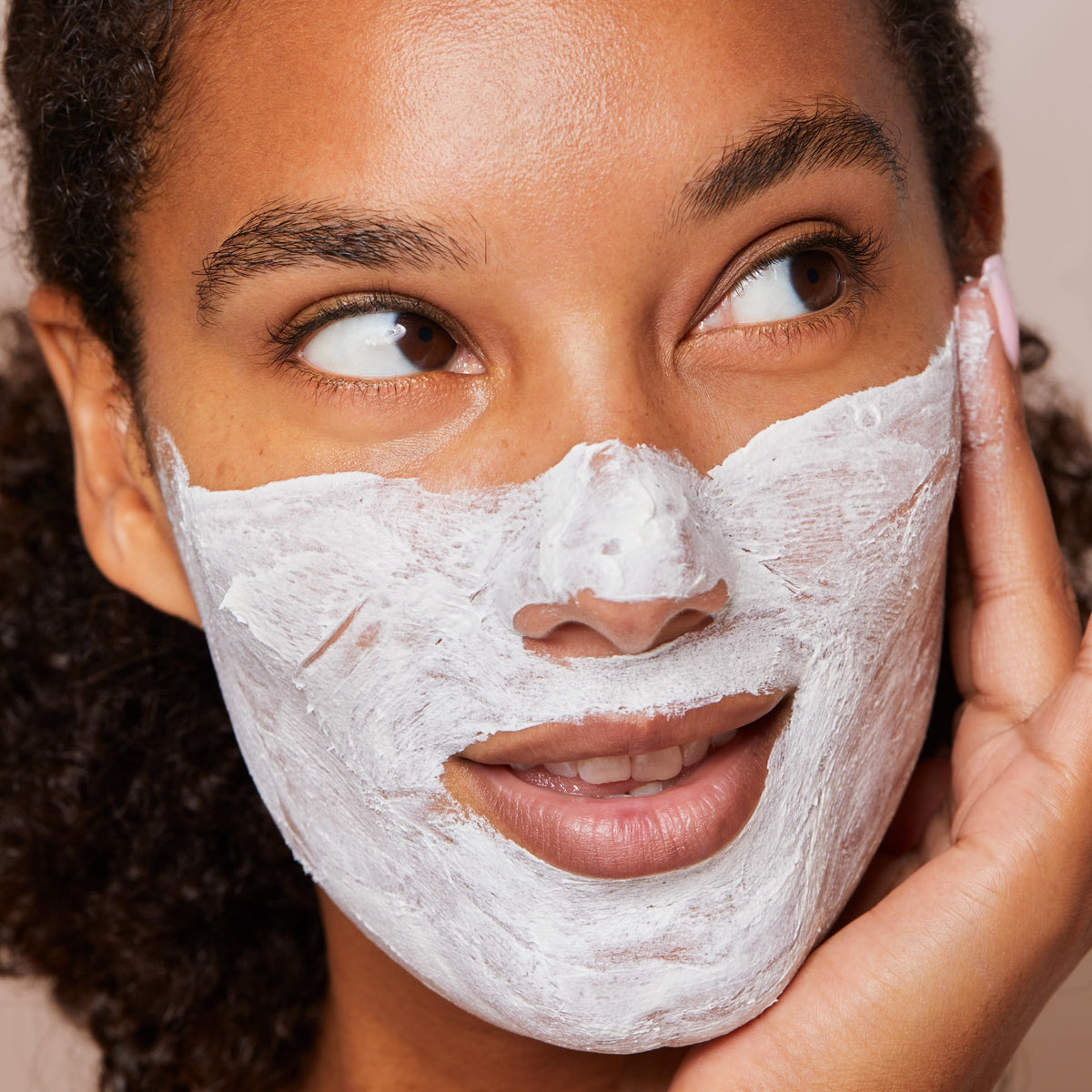 CLARINS on bathroom vanity with towel, portrays ready-to-use daily contouring boost