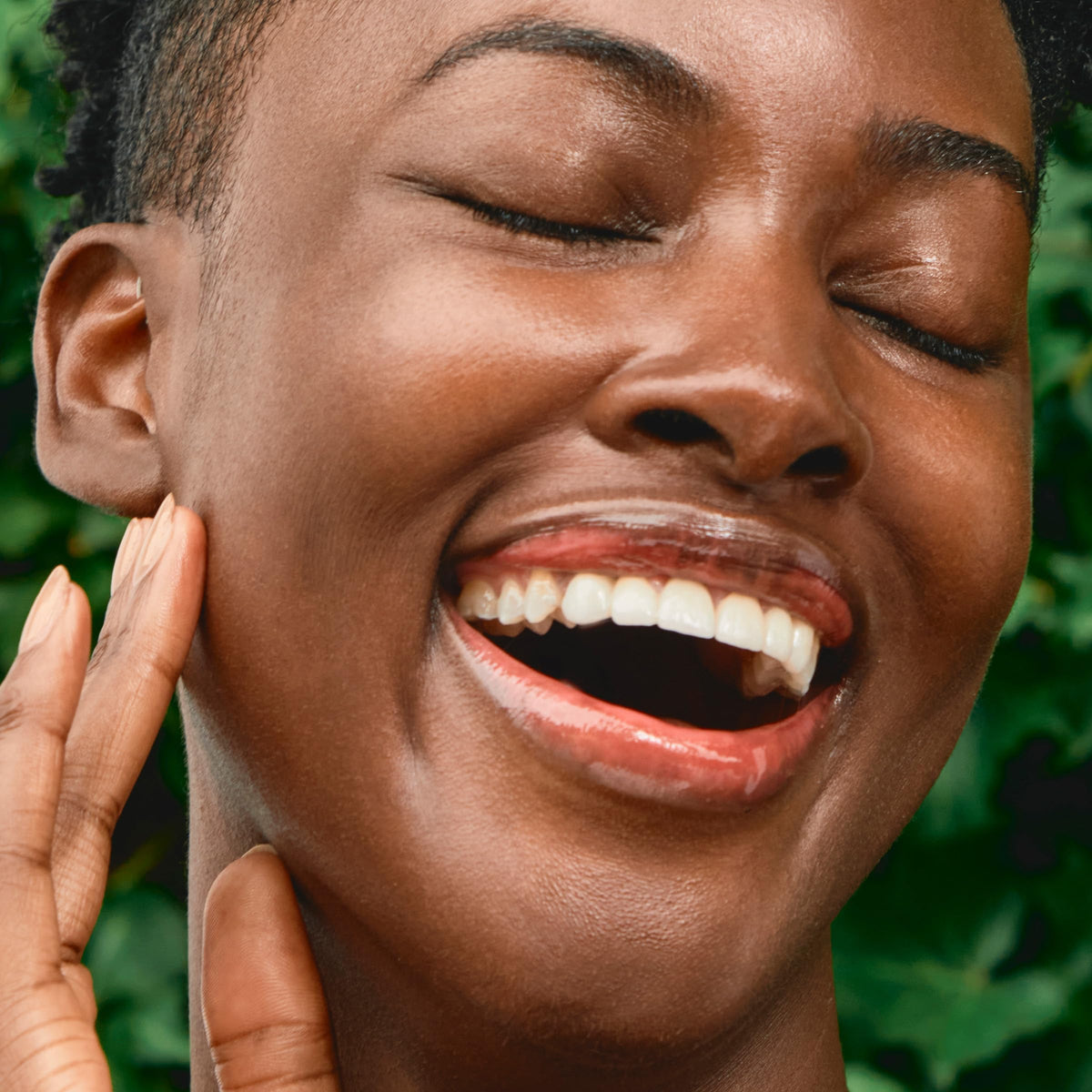 Clarins application on neck and décolleté illustrating even coverage benefit