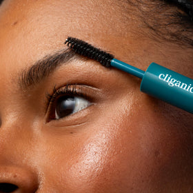 Cliganic castor oil drop highlighting cold-pressed texture and purity