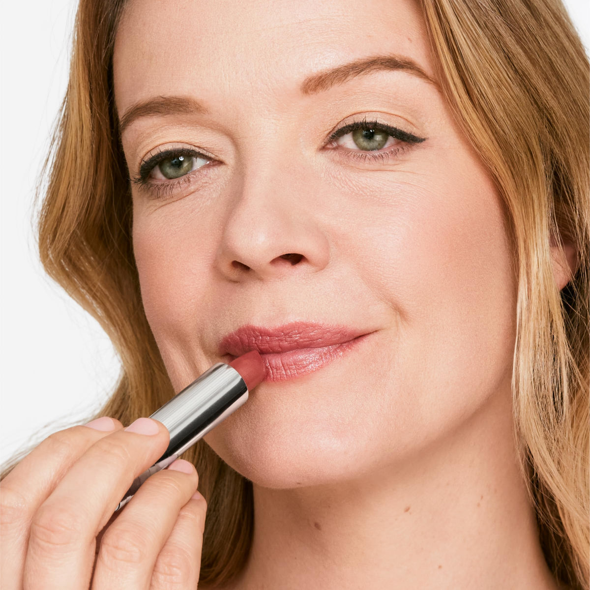 Clinique 3D pearl core close-up creating instant lip contour and dimension