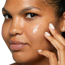 Clinique hydrating jelly label and ingredient list spotlighting hyaluronic acid and Clean Shield