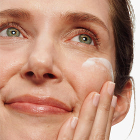 Clinique cream texture close-up proving rich, fast-absorbing hydration