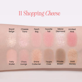 CLIO PROFESSIONAL shimmer shade macro showing reflective sparkle for lid spotlighting
