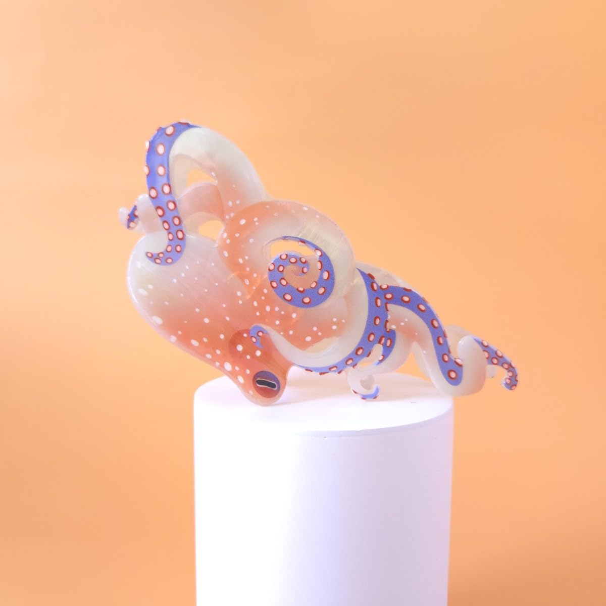 Clip Sugar close-up of claw teeth showing non-slip grip for hair