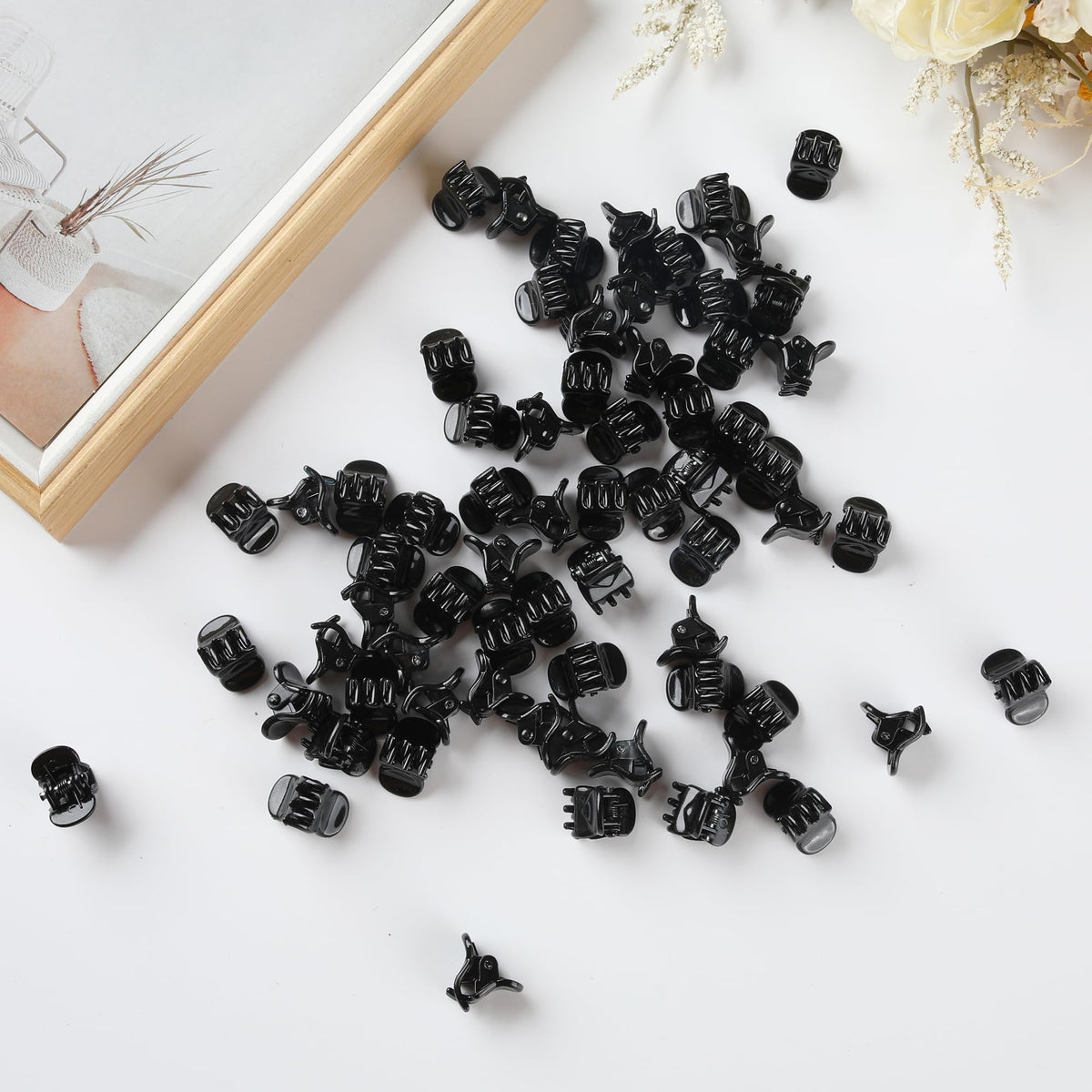 Cobahom clips packed in a pouch for travel-ready convenience and quick touch-ups