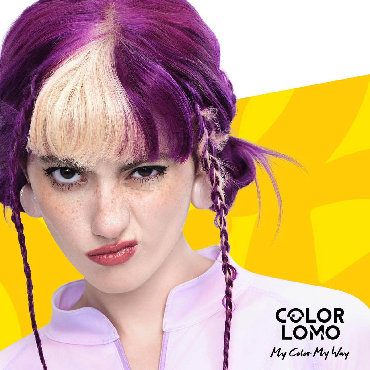 COLORLOMO hand applying shampoo to wet hair demonstrating easy use benefit