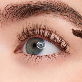 COSNORI mascara on model with blue eyes enhancing natural definition benefit
