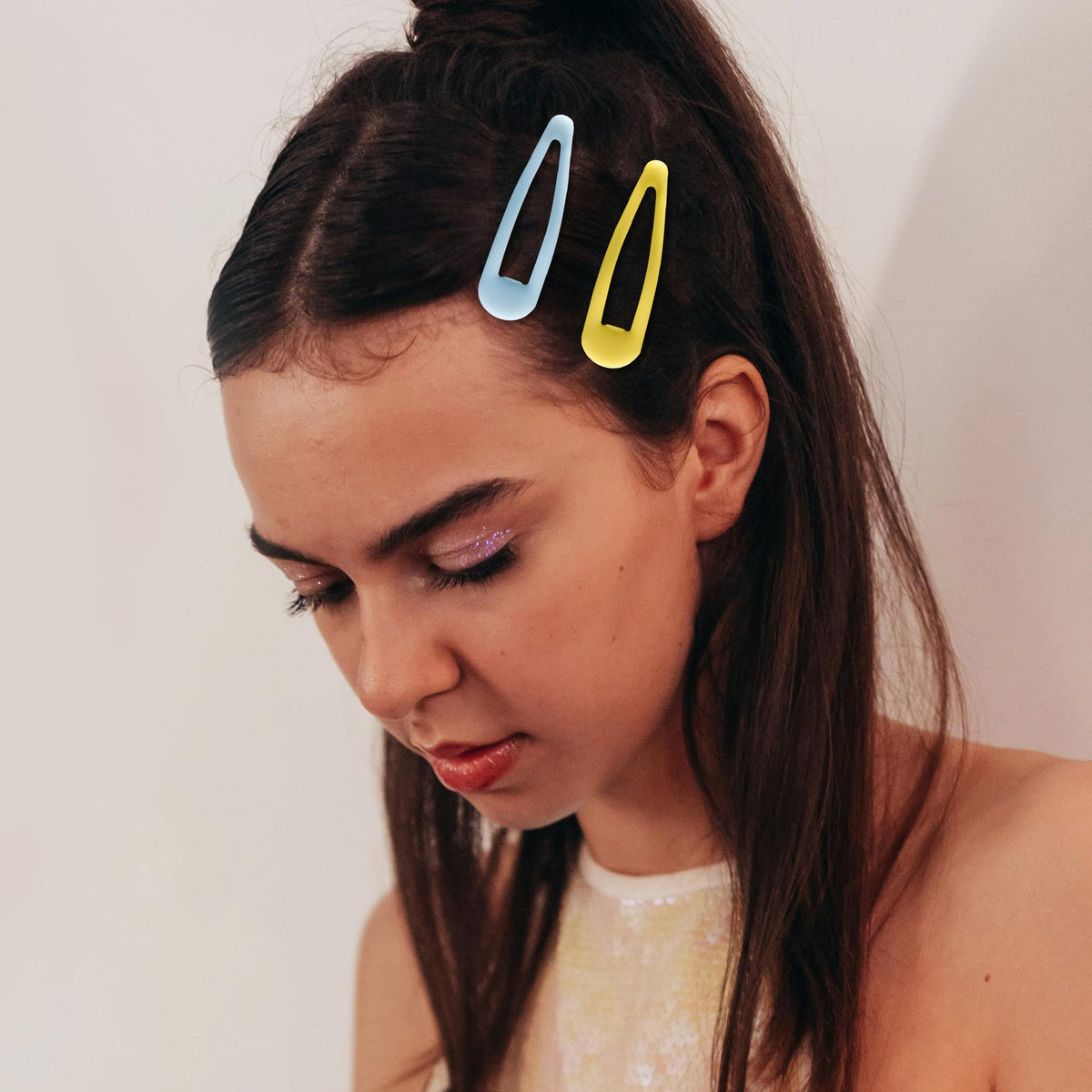 Cptots clip securing bangs, tidy look and comfortable all-day wear