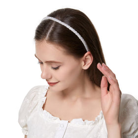Cuizhiyu champagne headband worn in a lifestyle scene adding subtle elegance