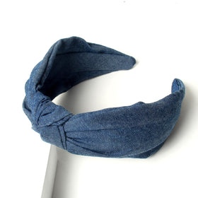 Cuizhiyu headband in hand for size comparison showing wearable scale