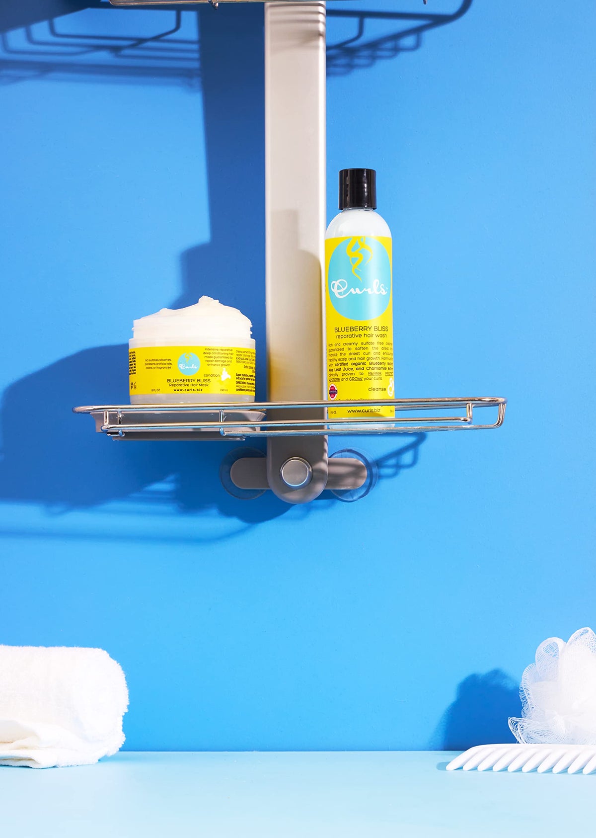 Curls hands detangling wet curls with product for easier comb-through and slip