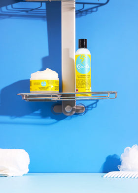Curls hands detangling wet curls with product for easier comb-through and slip