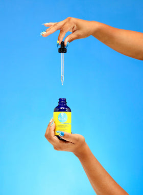 Curls blueberry bliss oil pouring droplets to show lightweight texture and absorption