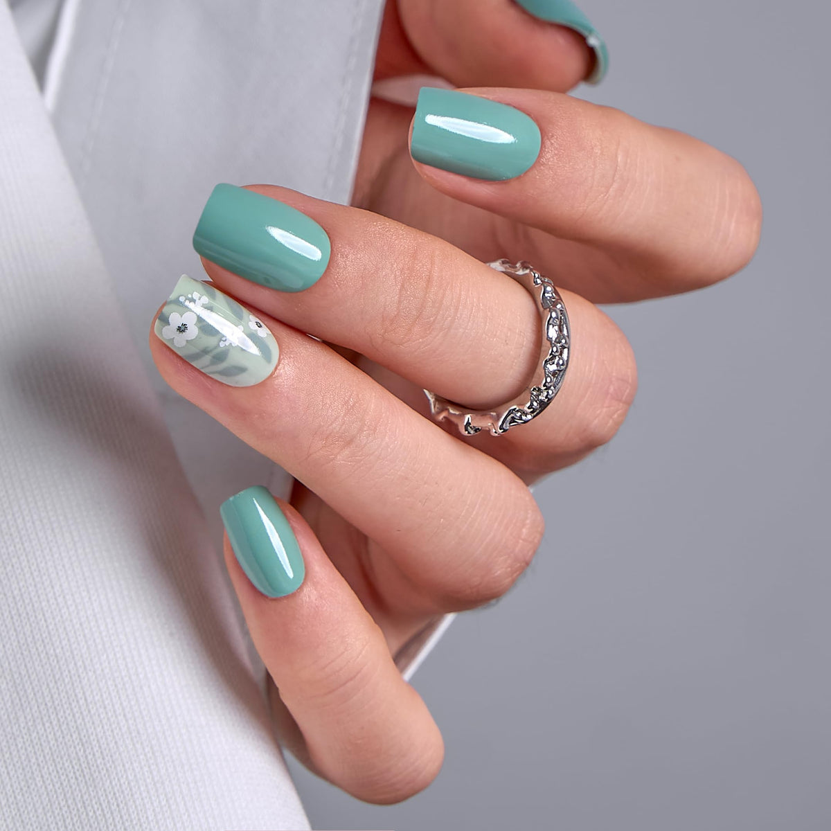 CurvLife front packaging showing green flower press-on nails and full kit for quick salon results