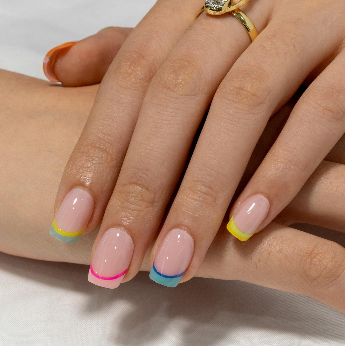 Curvlife side profile of short square nail shape for natural fit