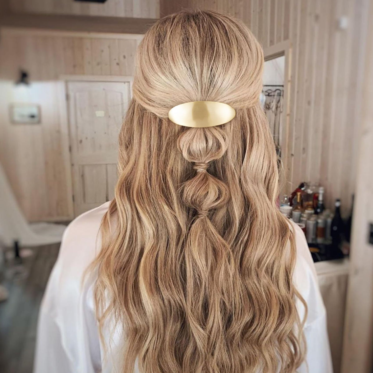 CustomyLife clip holding thick hair to show strong grip and comfort