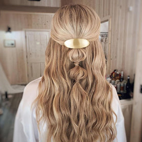 CustomyLife clip holding thick hair to show strong grip and comfort
