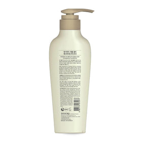 Daeng Gi Meo Ri conditioner texture pouring to show creamy moisture