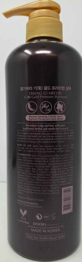Daeng Gi Meo Ri shampoo lather on hand demonstrating gentle cleansing and rich foam