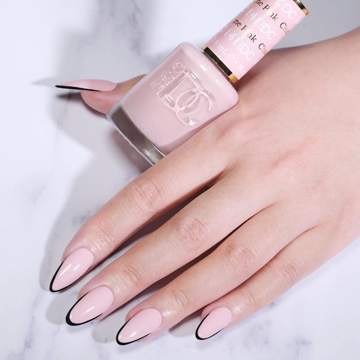 DAISY DND close-up of gel polish bottle highlighting smooth applicator and pigmentation