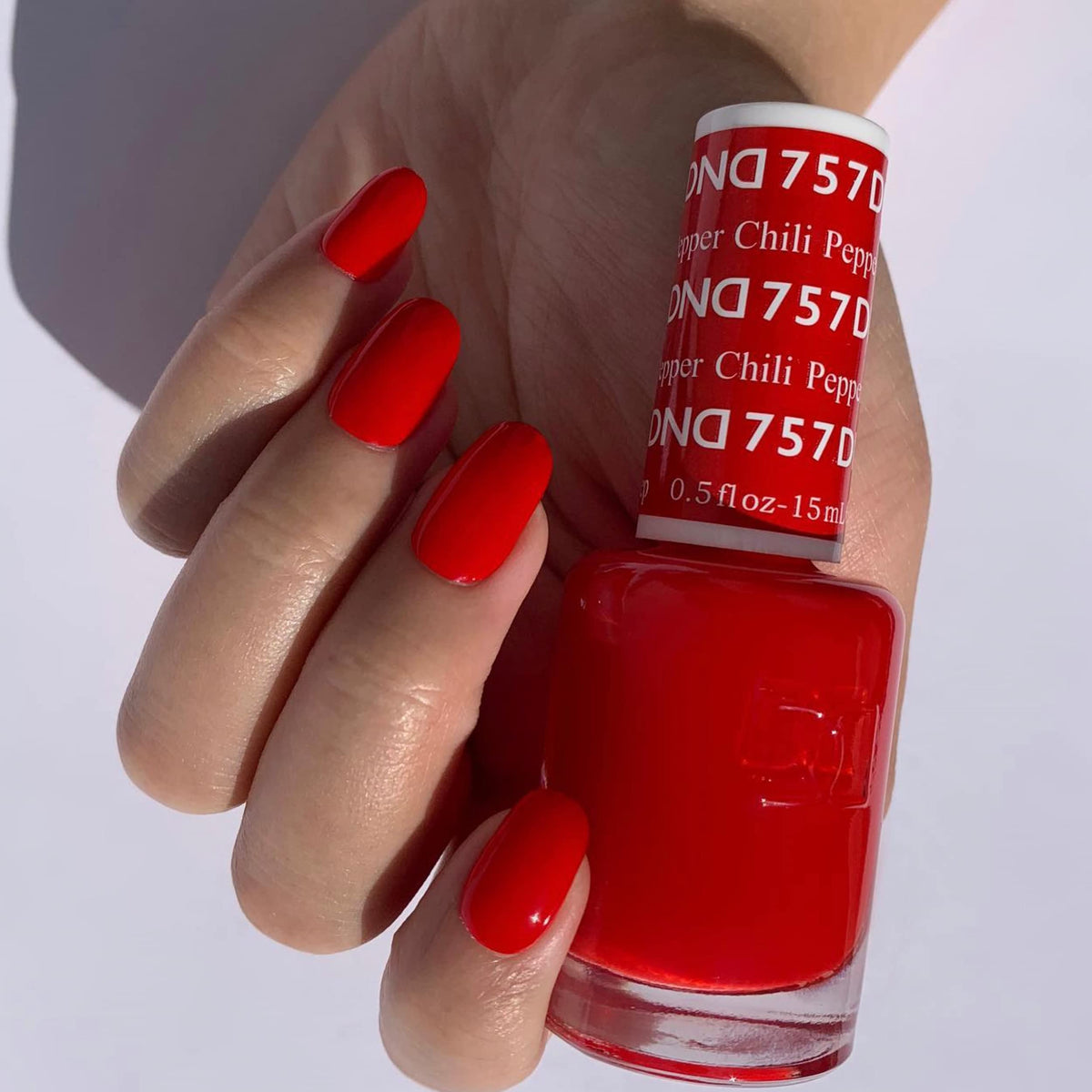 DAISY DND lacquer bottle close-up highlights even coverage and fast touch-ups