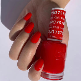 DAISY DND lacquer bottle close-up highlights even coverage and fast touch-ups