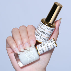 DAISY DND gel bottle close-up showing brush detail for smooth application