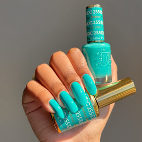 DAISY DND gel bottle close-up highlighting smooth brush and pigment benefit