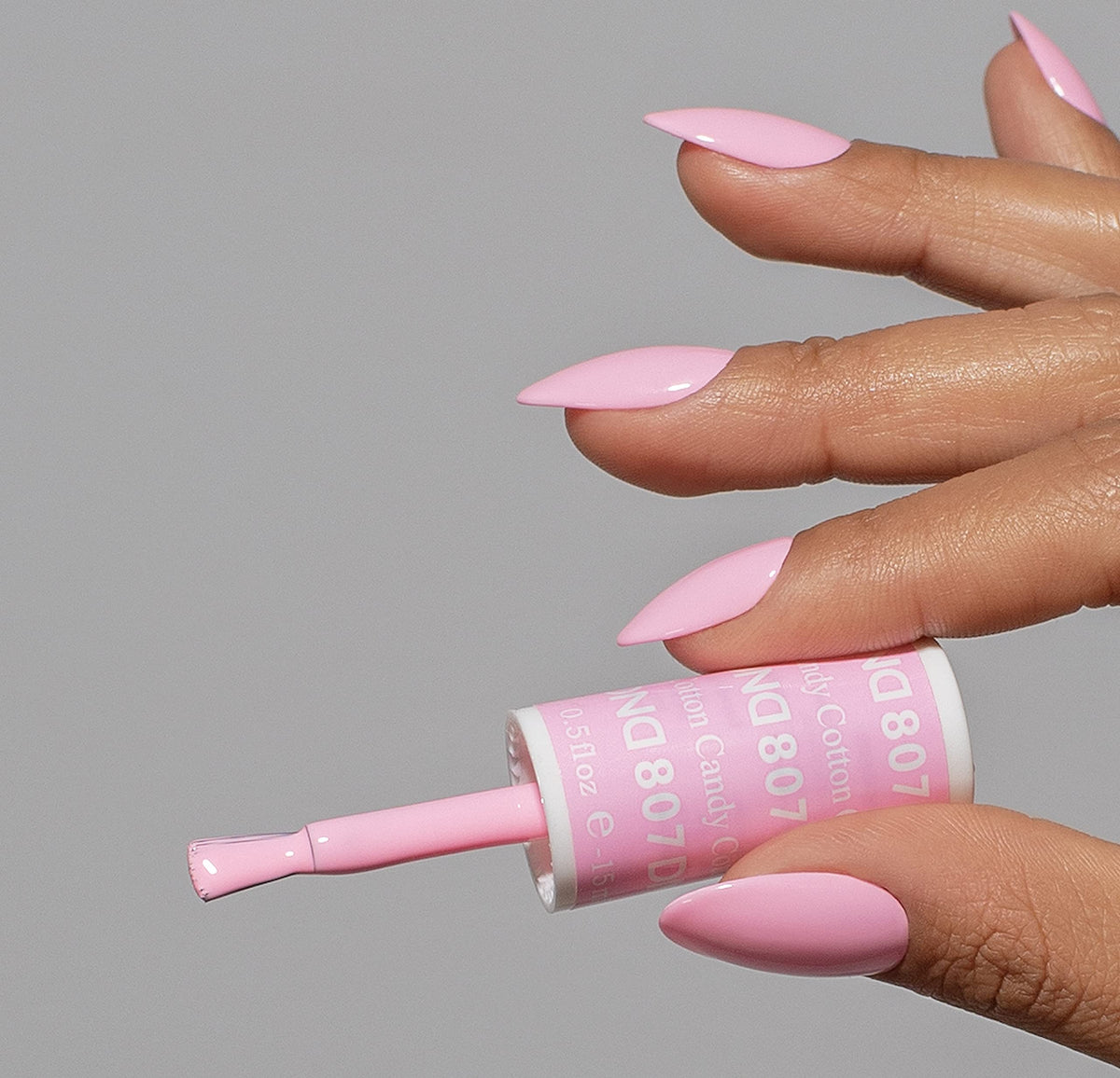 DAISY DND gel bottle close-up of label and brush, highlighting smooth application benefit