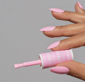DAISY DND gel bottle close-up of label and brush, highlighting smooth application benefit