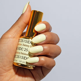 DAISY DND gel bottle closeup highlighting smooth applicator and pigmentation