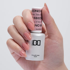 DAISY DND open bottles displaying gel and lacquer for quick application benefit