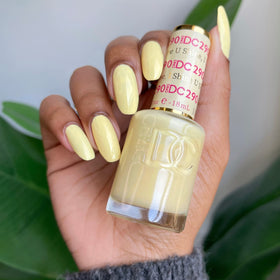 DAISY DND open bottles with gel and lacquer visible, easy application benefit