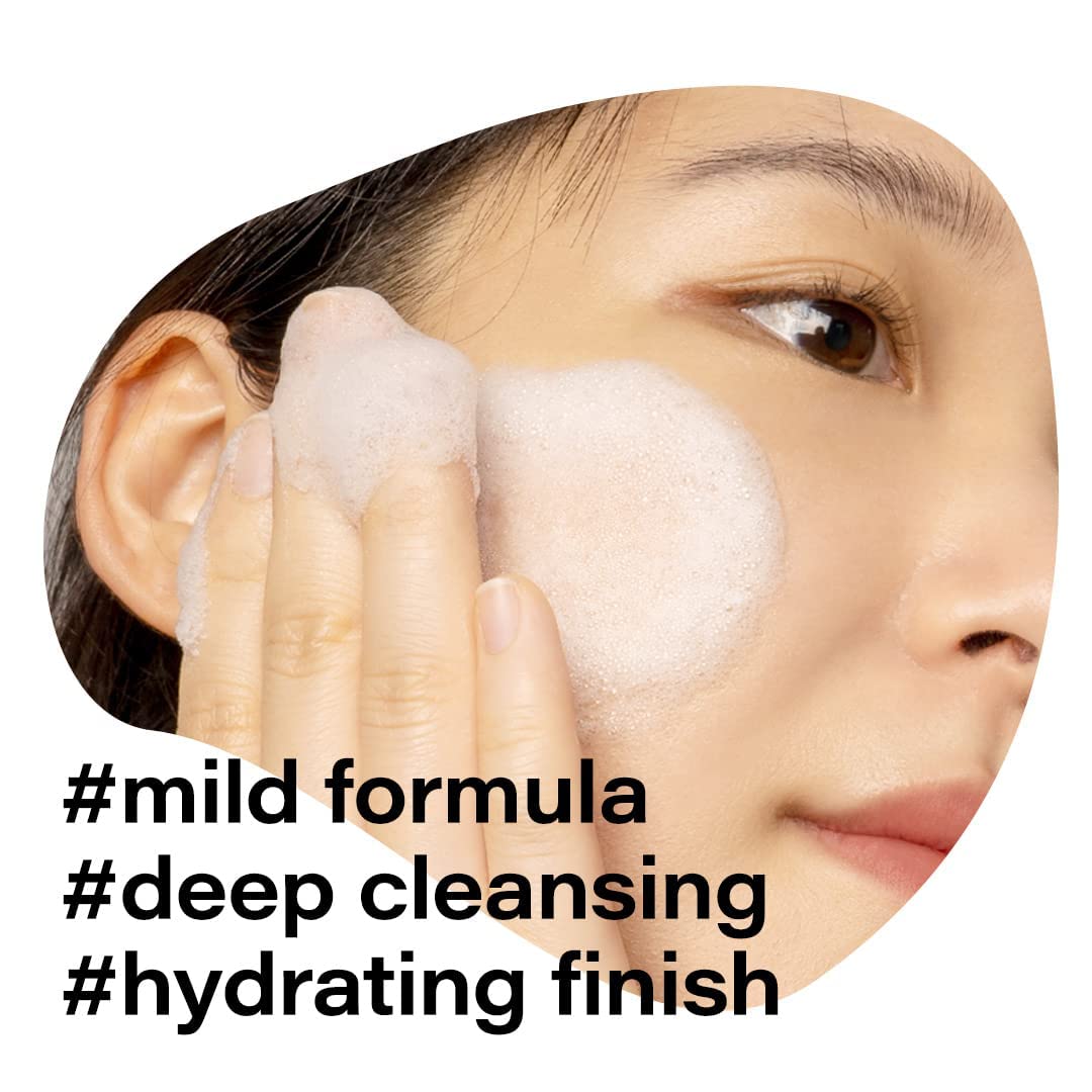 d'alba Piedmont pump and foam texture closeup demonstrating rich lather and gentle cleanse