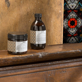 Davines jojoba oil ingredient close-up highlighting hydration benefit