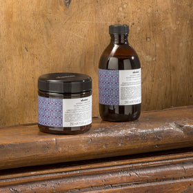 Jojoba oil ingredient shot next to Davines Alchemic Conditioner Silver illustrating nourishing benefits