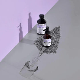 Person massaging scalp with Davines shampoo demonstrating soothing action