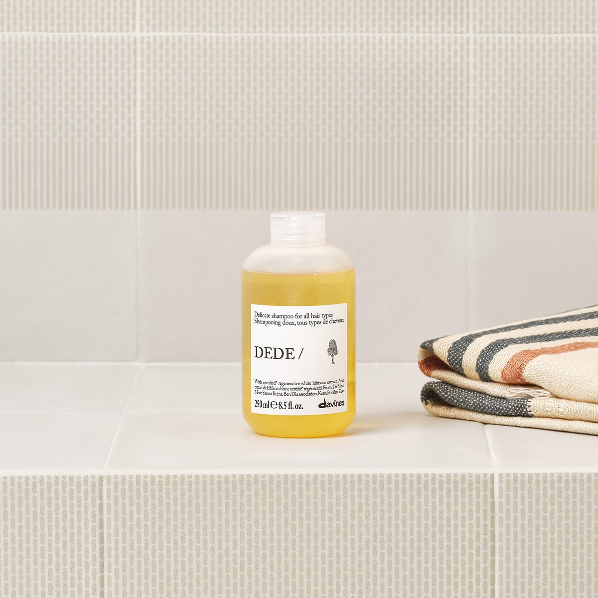 Davines DEDE/ creamy foam texture highlighting lightweight lather benefit