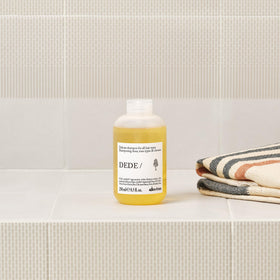 Davines DEDE/ creamy foam texture highlighting lightweight lather benefit