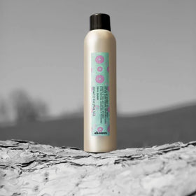 Davines close-up of spray mist texture showing fine droplets for even coverage
