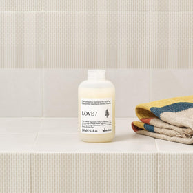 Davines LOVE CURL/ baobab pulp close-up highlighting regenerative moisture benefit