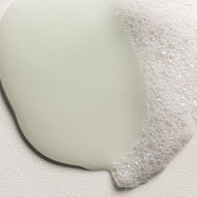 Davines MOMO gel texture close-up showing smooth consistency for light hydration