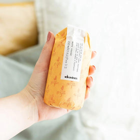 Davines oil texture poured drop demonstrating lightweight absorption benefit