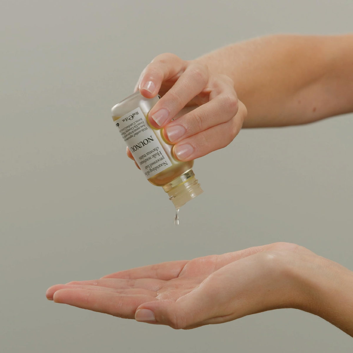 Davines oil texture close-up highlighting non-greasy absorbent finish